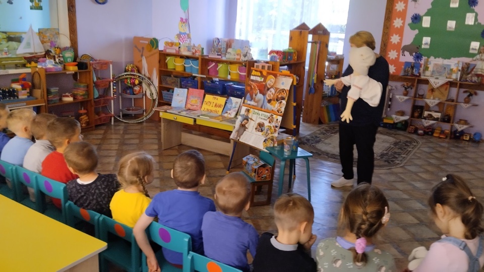 17.10.2024 представители детской библиотеки с воспитанниками старшей группы провели занятие на тему "Неделя родительской любви"